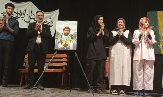 مدیرکل فرهنگ و ارشاد اسلامی سمنان به تماشای یک نمایش شاد در مهدیشهر نشست
