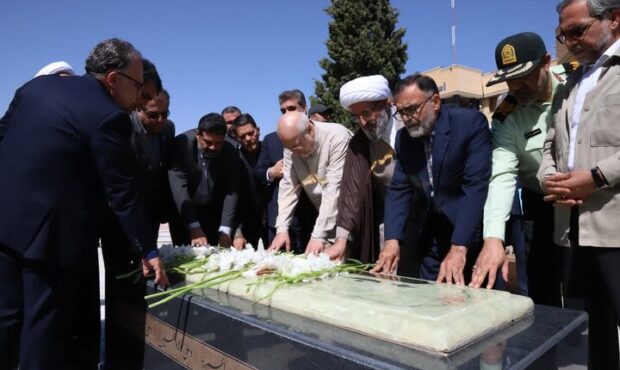 ادای احترام قالیباف به ۳هزار شهید استان سمنان ادای احترام قالیباف به ۳هزار شهید استان سمنان