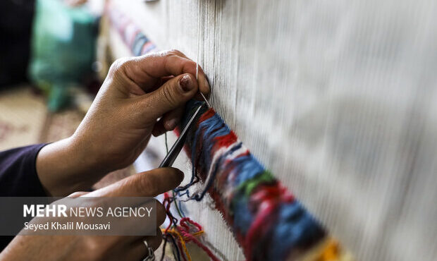 فرشهای نفیس استان سمنان بدون برند؛ گرهکور معیشت بر زندگی بافنده فرشهای نفیس استان سمنان بدون برند؛ گرهکور معیشت بر زندگی بافنده