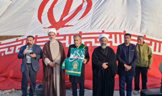 پرچم متبرک ضریح حضرت معصومه(س) در جوار یادمان شهدای درجزین به اهتزاز درآمد پرچم متبرک ضریح حضرت معصومه(س) در جوار یادمان شهدای درجزین به اهتزاز درآمد