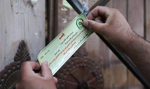 پلمب یک واحد تجاری متخلف و بازداشت ۱۱ نفر در مهدیشهر