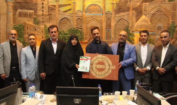تجلیل از خانواده شهید والامقام دوست‌محمدی در نشست هم‌اندیشی هیئت‌های ورزش‌های همگانی استان سمنان