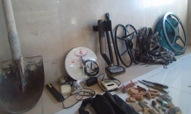 دستگیری سه حفار غیرمجاز در مهدیشهر / کشف گنجیاب و سکههای عتیقه دستگیری سه حفار غیرمجاز در مهدیشهر / کشف گنجیاب و سکههای عتیقه